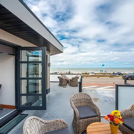 Beach Apartments *